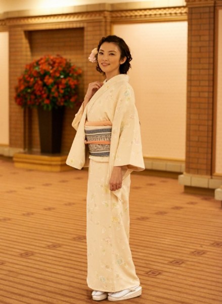 和装で楚々としたポーズ