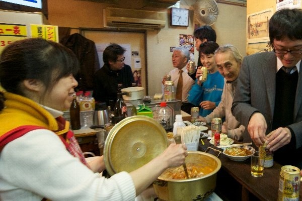 料理研究家の長女（左）の作るつまみが人気だ