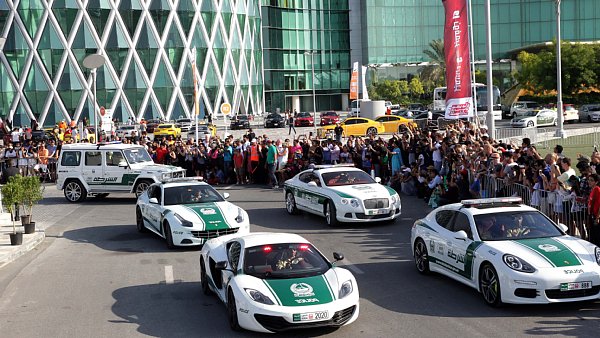 ドバイ警察に超リッチな スーパーカー部隊 3億円高級車も Newsポストセブン