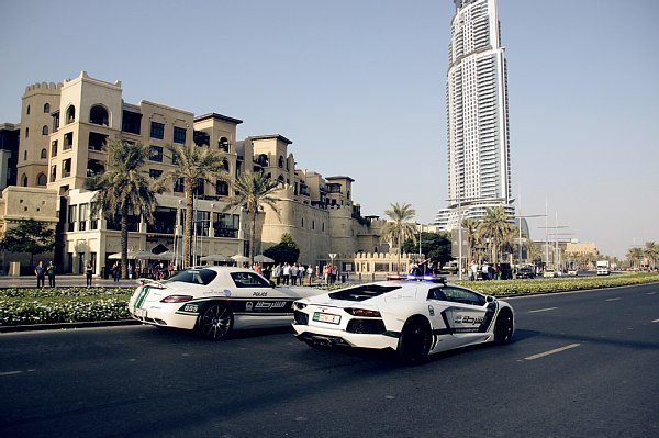 街中をパトロールするメルセデス・ベンツ『SLS AMG』(左)とランボルギーニ『アヴェンタドール』に通行人たちも思わず足を止める