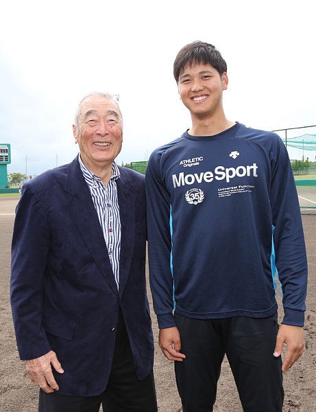 大谷翔平（193cm＝右）と金田正一氏（184cm）のビッグ対談