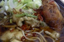 小盛りそばに納豆天とせり天をトッピングして計200円也