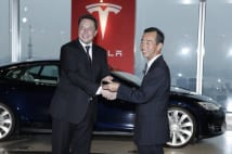 電気自動車の納車開始で昨年来日したイーロン・マスク(左)