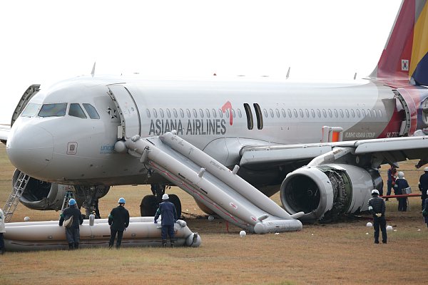 車輪が外れエンジンが剥き出しになったアシアナ機