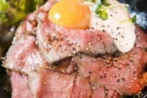 神戸発東京進出 100gの赤身たっぷり850円ローストビーフ丼