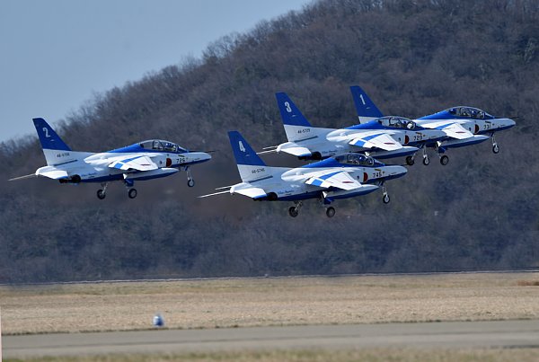 岐阜基地を飛び立つブルーインパルス