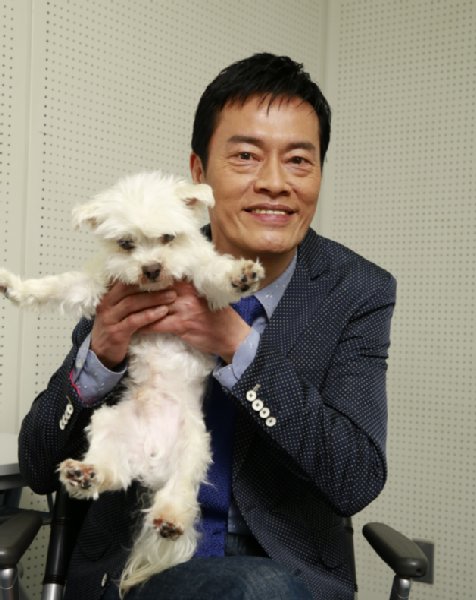 遠藤憲一 視力や聴力を失った16才老犬に自宅で点滴の介護 Newsポストセブン