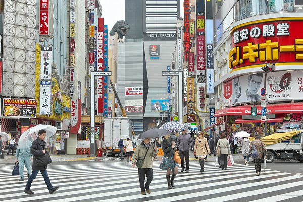 巨大なゴジラ像も登場した新宿歌舞伎町の現在