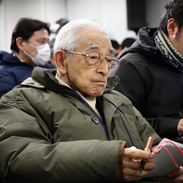 記者会見時は必ず前方真ん中の席に座る賀川浩氏