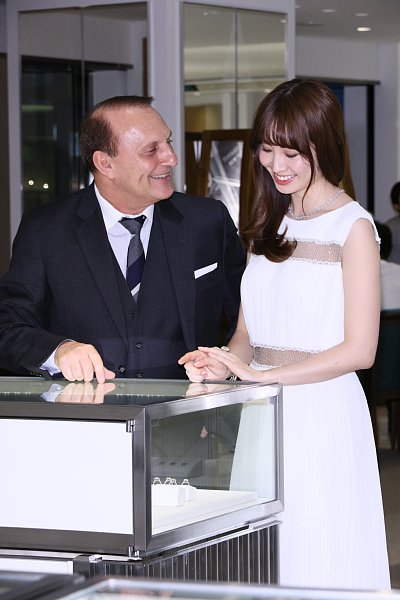 ドレスはオードリー・ヘップバーンをイメージ