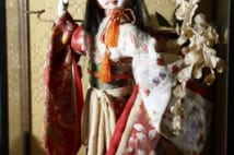 大分の寺 髪が伸びる人形や持ち主に次々不幸もたらす石を供養