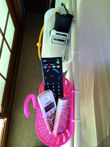 100円ショップで購入したカゴは結束バンドで固定した