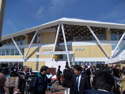 近未来的で斬新な女川駅の駅舎。中に温泉施設も