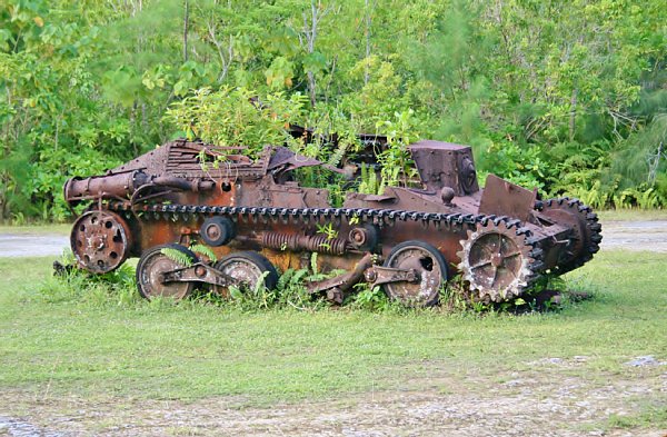 ペリリュー島には日本軍の主力だった九五式軽戦車のほか、日米の戦車が数多く残る。同島では1944年9月から2か月余り地上戦が繰り広げられた