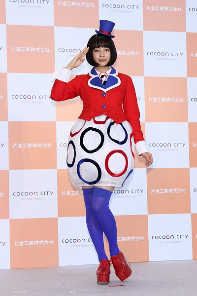 可愛いらしい敬礼ポーズの広瀬すず