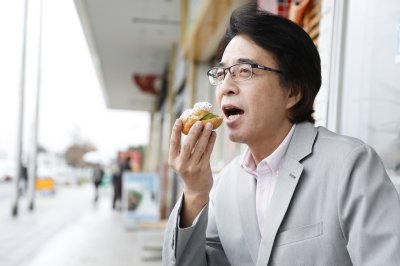 「狭山茶クッキーシュー」（180円）を食す山路氏