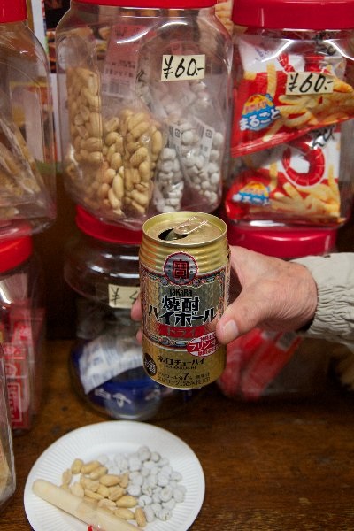 つまみの入った透明角ボトルが駄菓子屋のように並ぶ