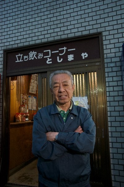 入り口の縄のれんは内側にある