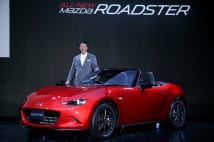 「新型ロードスター」をお披露目した小飼雅道・マツダ社長