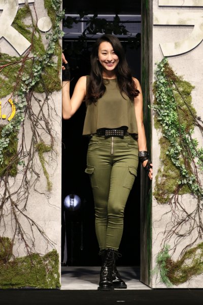 アーミー風衣装でスタイル抜群の浅田舞