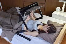 仰向けで寝たままの姿勢でパソコンが使えるアイデア商品登場