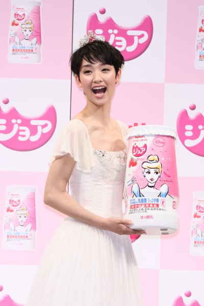 新パッケージをPRする剛力