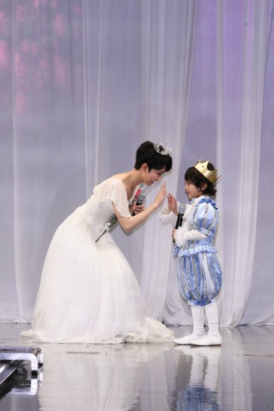 子役の佐藤ライアン君に笑顔の剛力