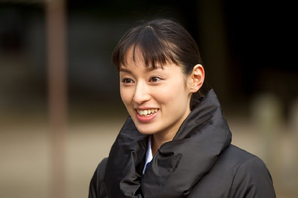 エリート官僚役の栗山　（Ｃ）2015 映画『種まく旅人　くにうみの郷』製作委員会