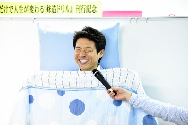 布団の中で満面の笑みの松岡修造