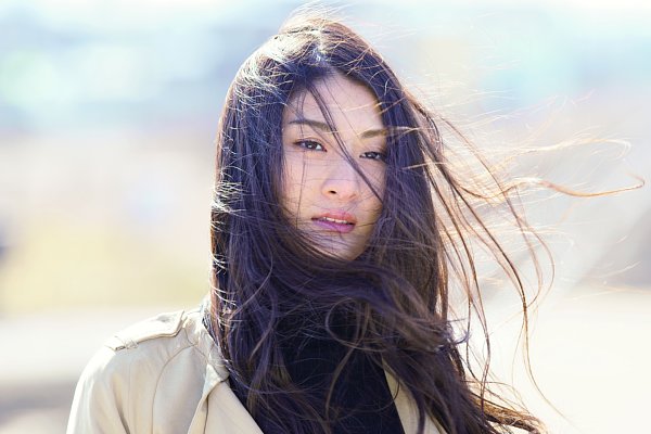 日差しの中でコートを羽織った謎の美女 繭の髪が風になびく Newsポストセブン 日差しの中でコートを羽織った謎の美女 繭の髪が風になびく Newsポストセブン