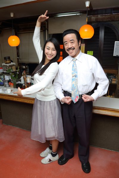 浅田舞がムロケンと一緒にキメポーズ