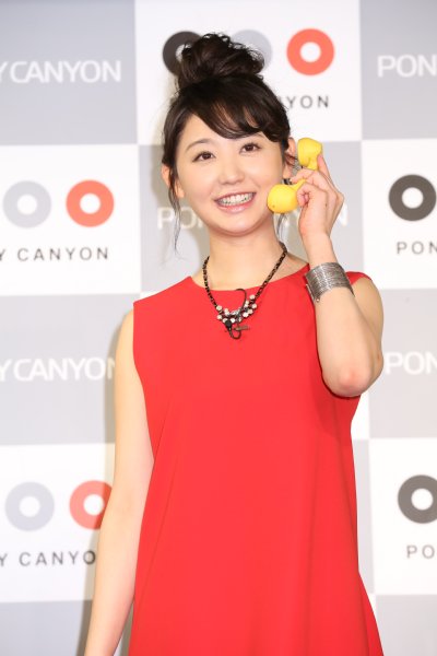 黄色い受話器で会話するおのののか