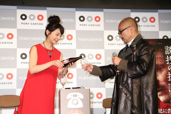 おのののかいお酌をされる竹中直人