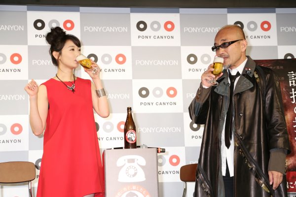 ビールを飲む竹中直人とおのののか