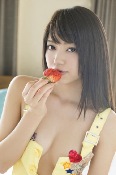 G乳美女の小間千代。イチゴにキスしながら誘惑するような視線