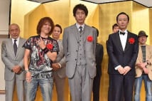 推理作家協会賞受賞の3人 壇上で三者三様の出で立ち見せる