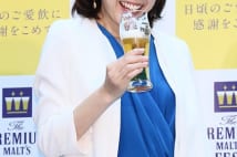 美味しそうにビールを飲む竹内結子