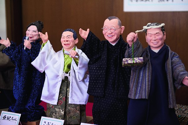 右から寅さん、笑福亭鶴瓶、北島三郎、八代亜紀の指人形。オリジナル指人形の制作費は4万円で、現在は完成に5か月かかる