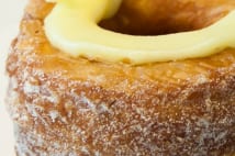 表参道で大人気の「クロナッツ」 3時間半待ちの味は?