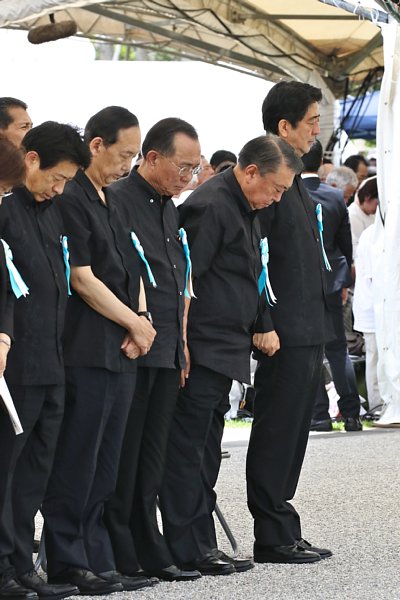 大島理森衆院議長（右から2番目）らは頭を下げ黙祷するが、安倍首相（右端）は頭を上げたまま