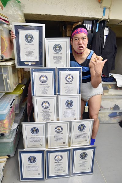 12の世界記録を持つ「ギネス芸人」チェリー吉武