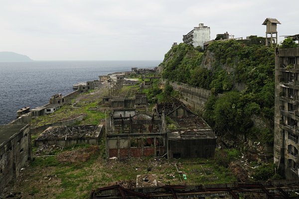 端島小中学校(70号棟)から鉱業所エリアを見下ろす。左側の空き地は貯炭場だった場所で、その奥に第1見学広場がある