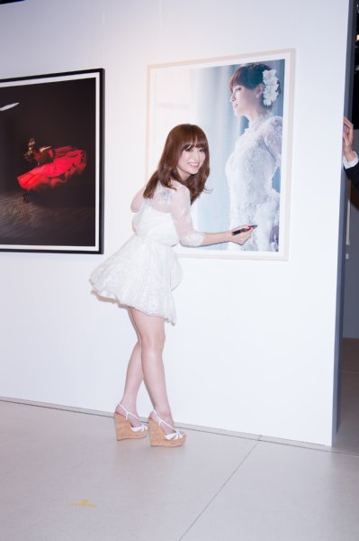 自身の写真を指差す浜崎あゆみ