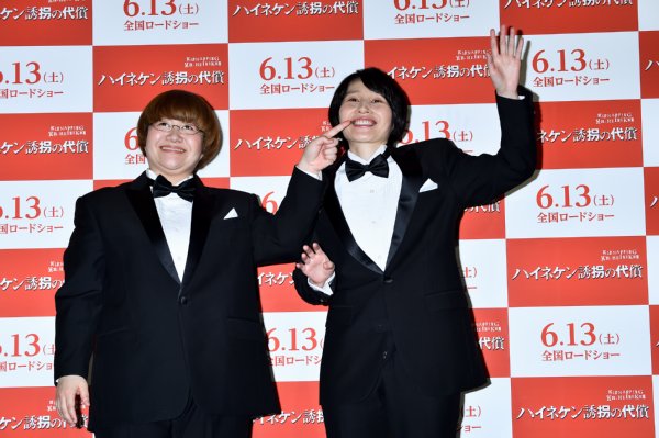 箕輪の歯を指さす近藤