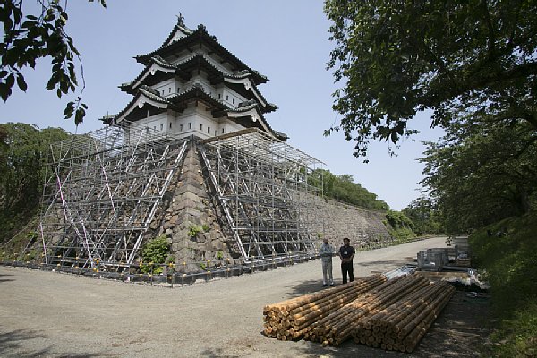 解体せずに70m移動させる予定の弘前城天守