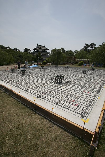 高さ1m20cmの仮天守台が造られる移設先では基礎工事が進む