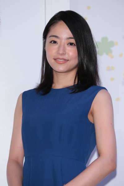 報道陣に笑顔を向ける井上真央