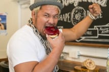 スイーツ真壁がジャッジ!「黒船系vs和」最新ドーナツバトル