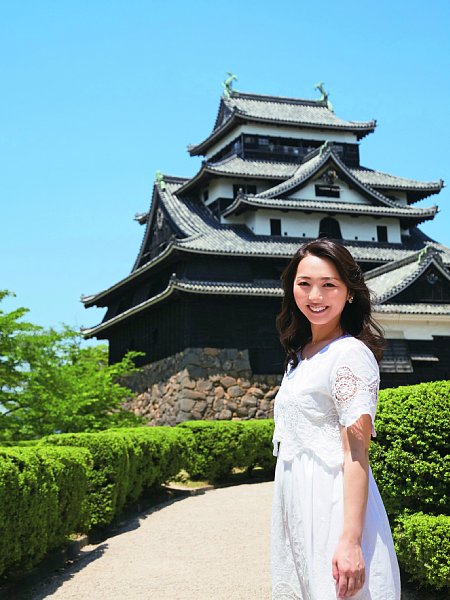 松江城を訪れた元フジテレビの宮瀬茉祐子アナ