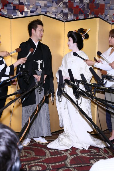 会見中見つめ合う二人